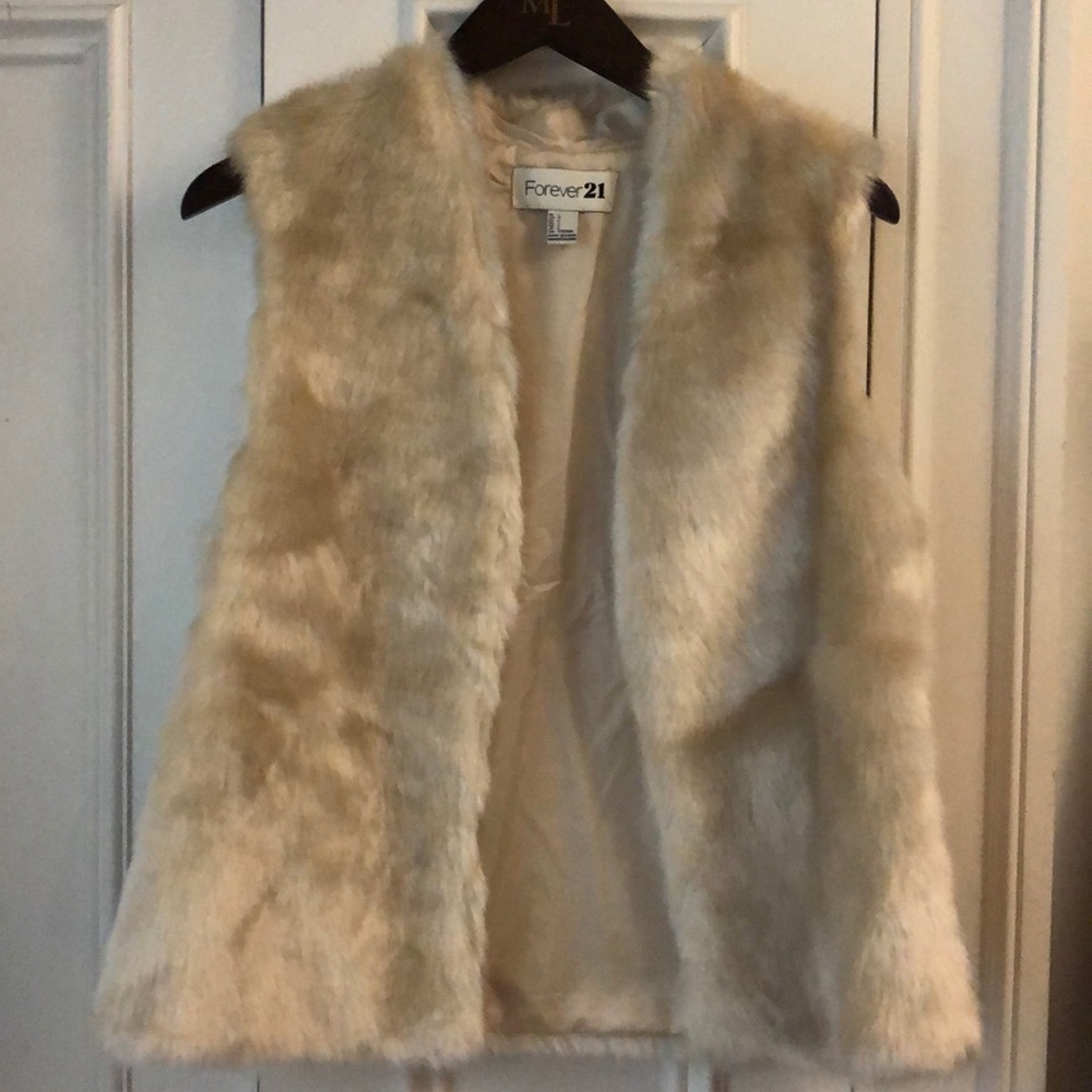 𝅺forever 21 Faux Fur Vest - Picture 3 of 9